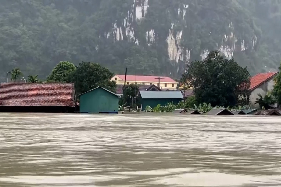 Hơn 95.000 ngôi nhà tại Quảng Bình bị lũ nhấn chìm. (Ảnh: Đức Thọ/TTXVN)