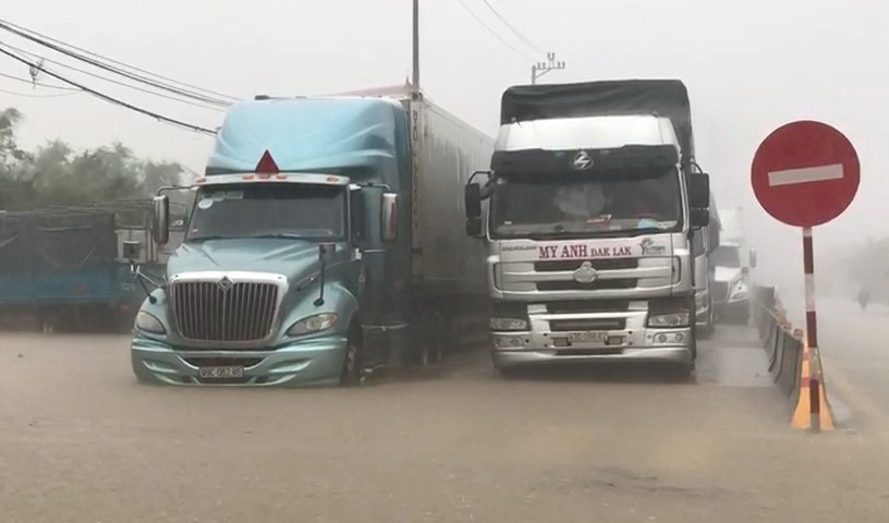 Hàng trăm xe vận tải không thể lưu thông, gây ách tắc kéo dài trên tuyến đường Quốc lộ 1A. (Ảnh: Đức Thọ/TTXVN)