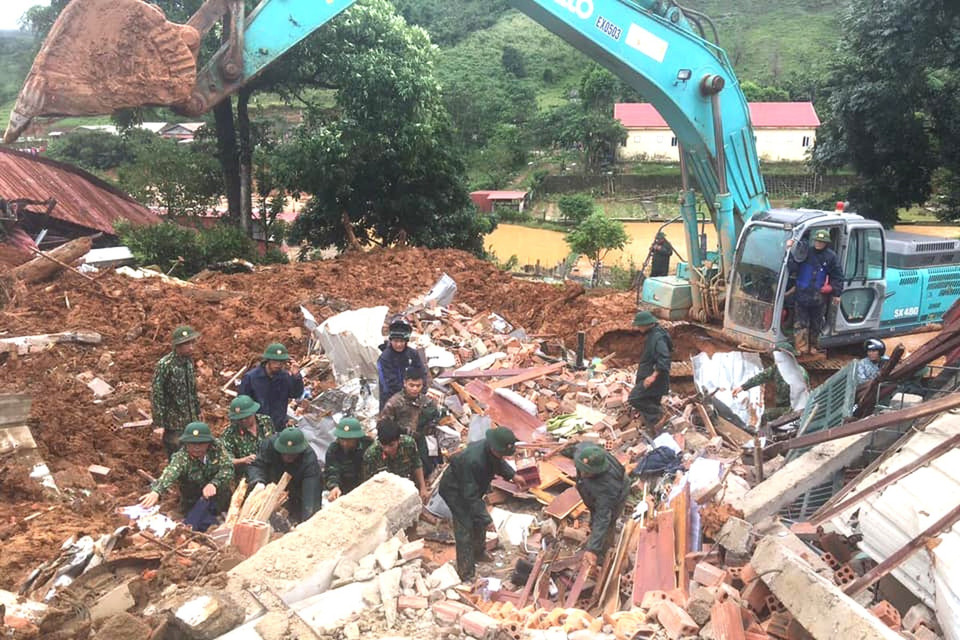 Lực lượng chức năng khẩn trương đào bới, tìm kiếm cán bộ, chiến sỹ bị vùi lấp. (Ảnh: TTXVN phát)