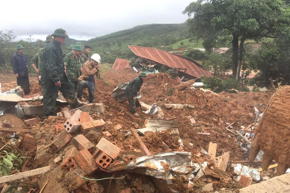 Lực lượng chức năng tìm kiếm cán bộ, chiến sỹ bị vùi lấp. (Ảnh: TTXVN phát)