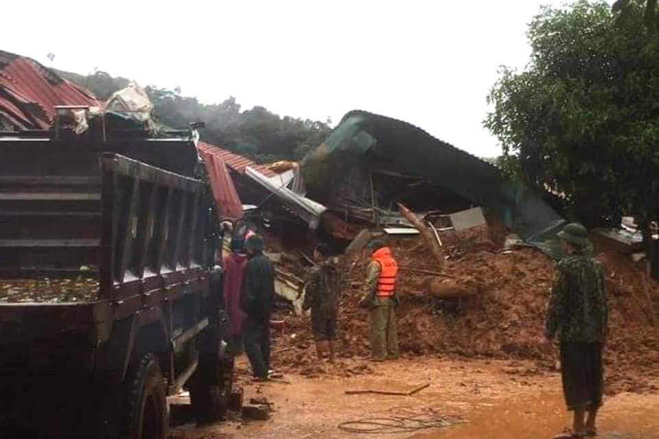 Lực lượng cứu hộ, cứu nạn tiếp cận hiện trường vụ sạt lở đất. (Ảnh: TTXVN phát)