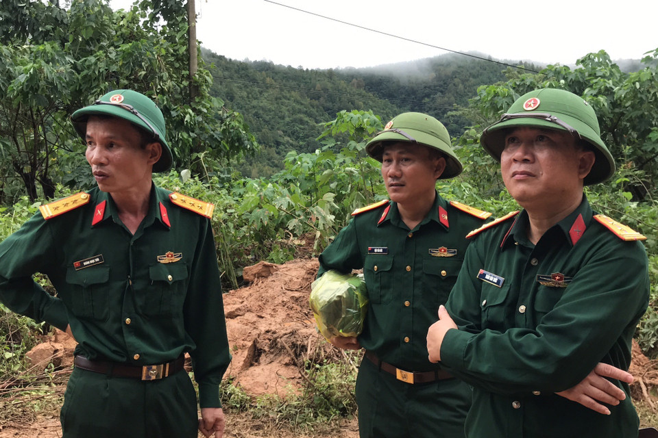 Lực lượng cứu hộ, cứu nạn triển khai tới hiện trường vụ sạt lở. (Ảnh: Thanh Thủy/TTXVN)
