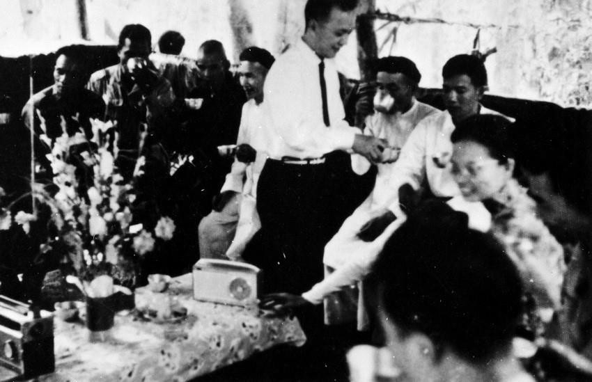  Luật sư Nguyễn Hữu Thọ, Chủ tịch Ủy ban Trung ương lâm thời Mặt trận Dân tộc Giải phóng miền Nam Việt Nam với đại biểu cao giới tham dự Đại hội Mặt trận dân tộc Dân tộc Giải phóng miền Nam Việt Nam. (Ảnh: TTXVN)