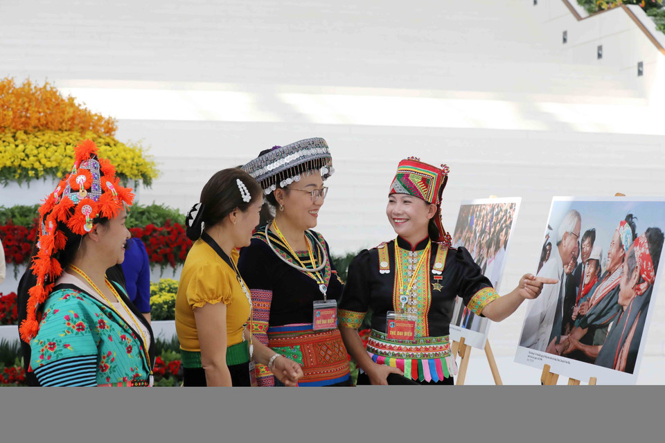 Đại biểu xem trưng bày ảnh chào mừng Đại hội. (Ảnh: Phương Hoa/TTXVN)