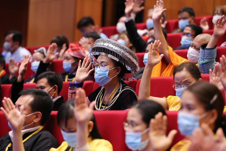 Các đại biểu biểu quyết thông qua Chương trình Đại hội. (Ảnh: Dương Giang/TTXVN)