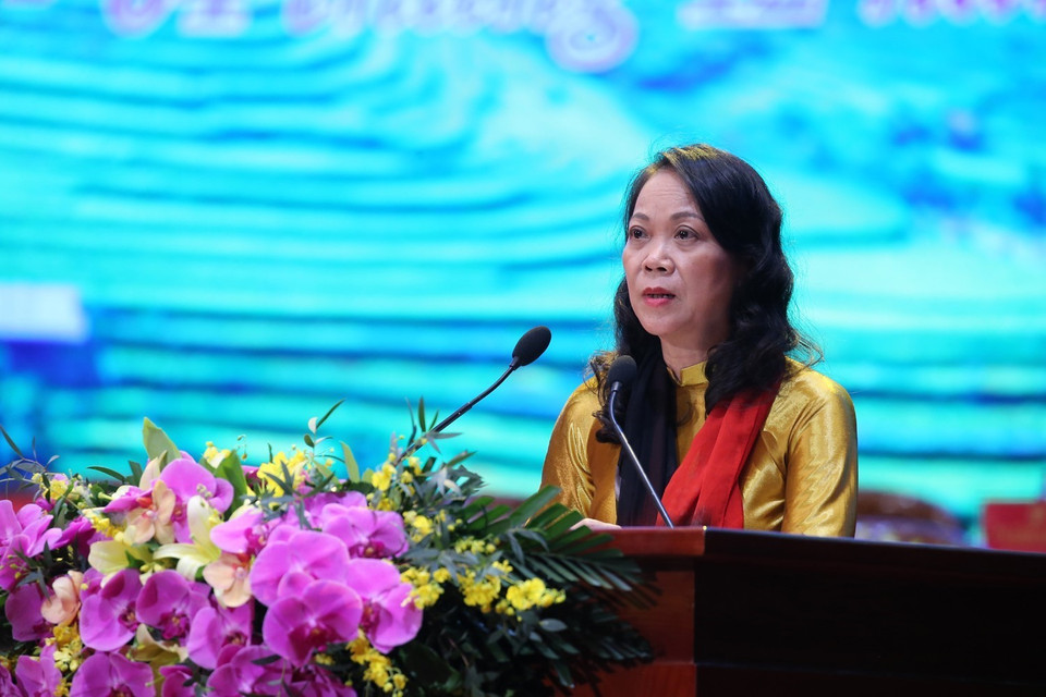 Thứ trưởng, Phó Chủ nhiệm Ủy ban Dân tộc Hoàng Thị Hạnh trình bày Báo cáo nhân sự dự Đại hội. (Ảnh: Dương Giang/TTXVN)