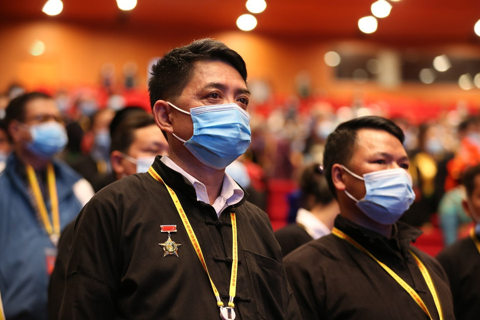 Các đại biểu dân tộc thiểu số Việt Nam thực hiện nghi thức chào cờ Tổ quốc. (Ảnh: Dương Giang/TTXVN)