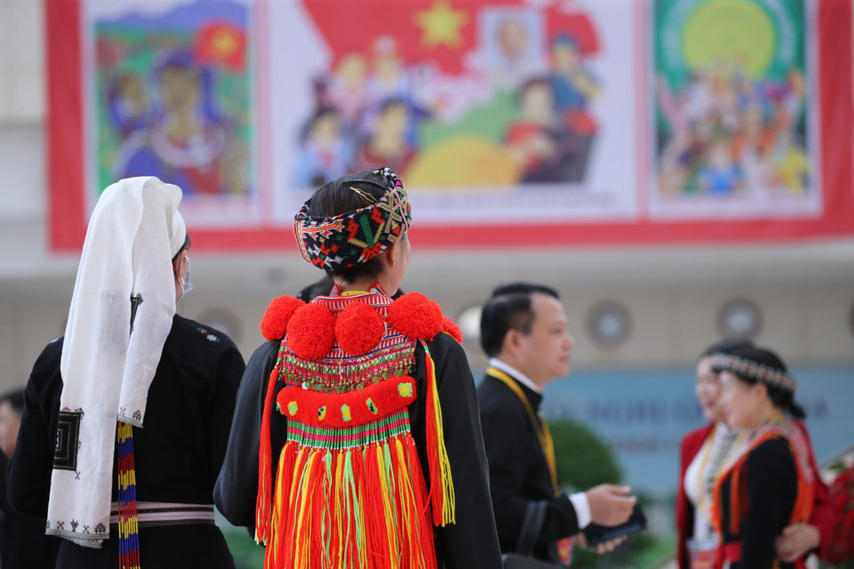 Các đại biểu trong trang phục truyền thống đến dự Đại hội. (Ảnh: Dương Giang/TTXVN)