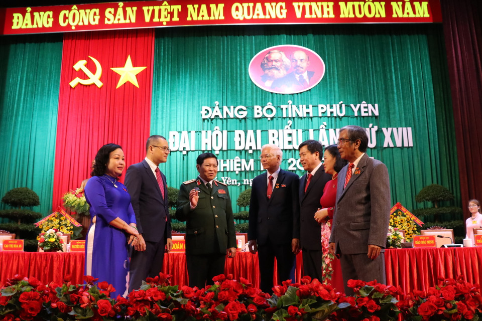 Đại tướng Ngô Xuân Lịch, Ủy viên Bộ Chính trị, Phó Bí thư Quân ủy Trung ương, Bộ trưởng Bộ Quốc phòng và các đại biểu dự Đại hội. (Ảnh: Phạm Cường/TTXVN)