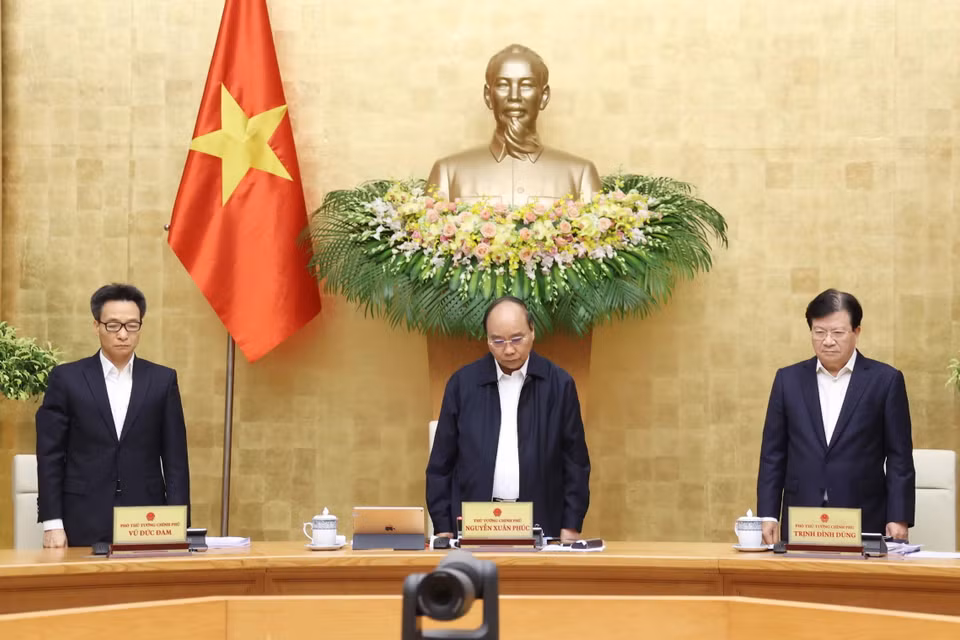 Thủ tướng Nguyễn Xuân Phúc và các thành viên Chính phủ mặc niệm những người đã bị thiệt mạng trong đợt mưa lũ vừa qua. (Ảnh: Thống Nhất/TTXVN)