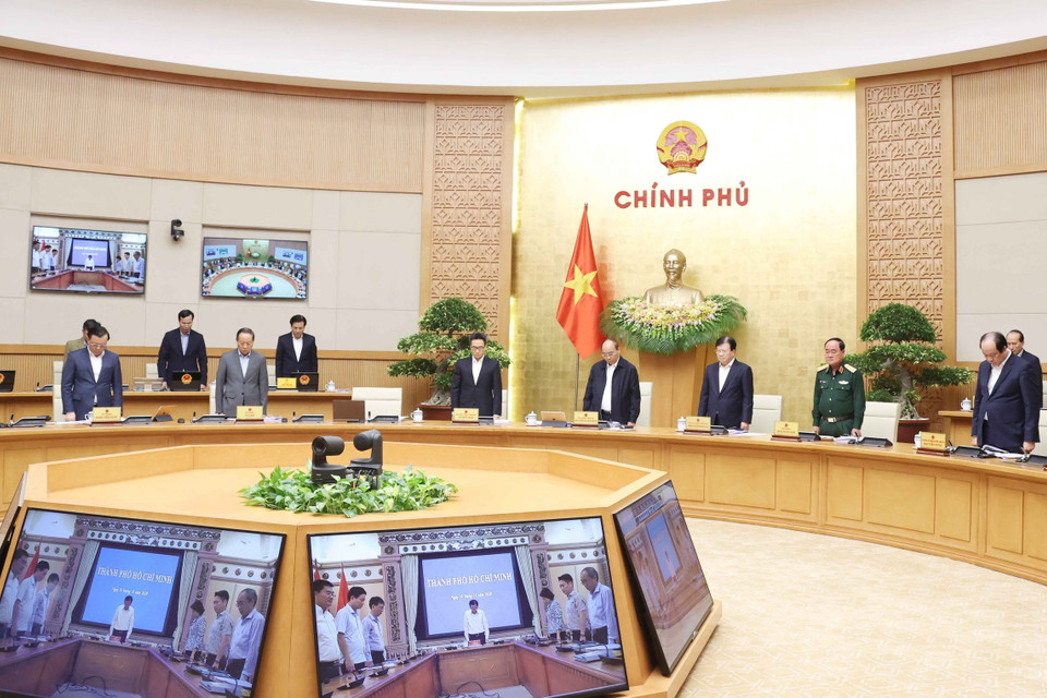 Thủ tướng Nguyễn Xuân Phúc và các thành viên Chính phủ mặc niệm những người đã bị thiệt mạng trong đợt mưa lũ vừa qua. (Ảnh: Thống Nhất/TTXVN)