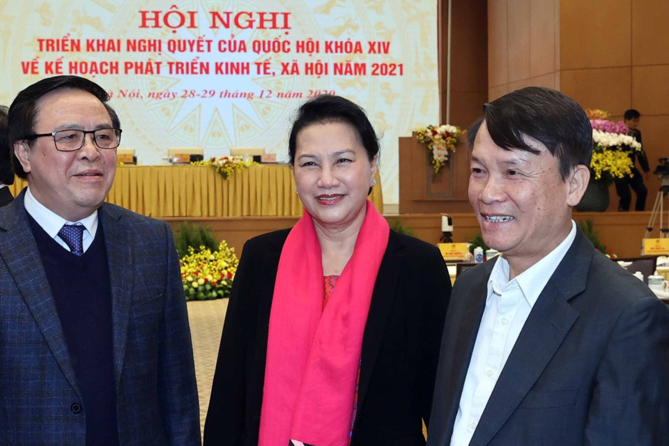 Chủ tịch Quốc hội Nguyễn Thị Kim Ngân, Trưởng Ban Đối ngoại Trung ương Hoàng Bình Quân và Tổng Giám đốc Thông tấn xã Việt Nam Nguyễn Đức Lợi tại Hội nghị. (Ảnh: Thống Nhất/TTXVN)