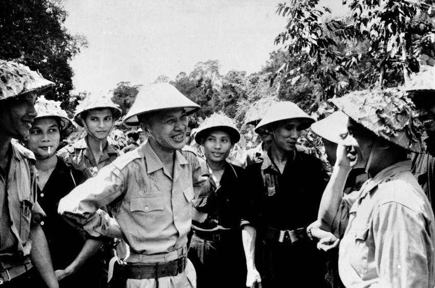 Chủ tịch Ủy ban Trung ương Mặt trận Dân tộc Giải phóng miền Nam Việt Nam Nguyễn Hữu Thọ thăm đơn vị đã chiến thắng trong trận Bầu Bàng, tỉnh Thủ Dầu Một (15/7/1965). (Ảnh: TTXVN)