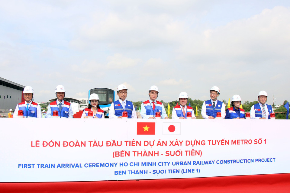 Các đại biểu thực hiện nghi thức đón đoàn tàu đầu tiên của tuyến metro số 1. (Ảnh: Tiến Lực/TTXVN)