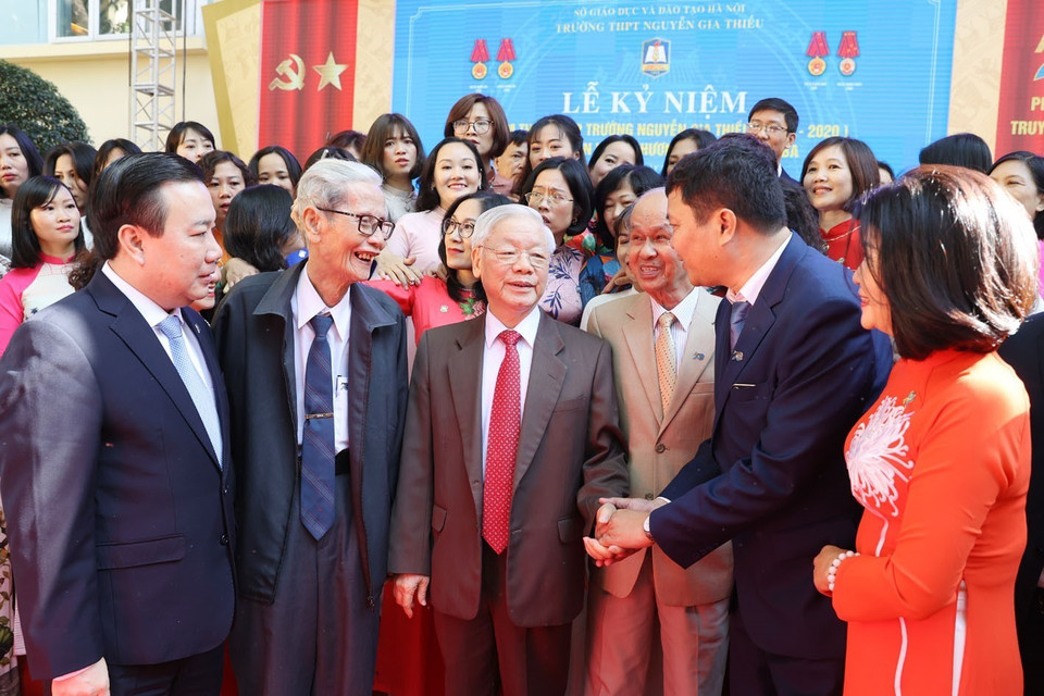 Giáo sư, tiến sỹ Nguyễn Phú Trọng, Tổng Bí thư, Chủ tịch nước, cựu học sinh Trường THPT Nguyễn Gia Thiều với các đại biểu tại Lễ kỷ niệm. (Ảnh: Trí Dũng/TTXVN)