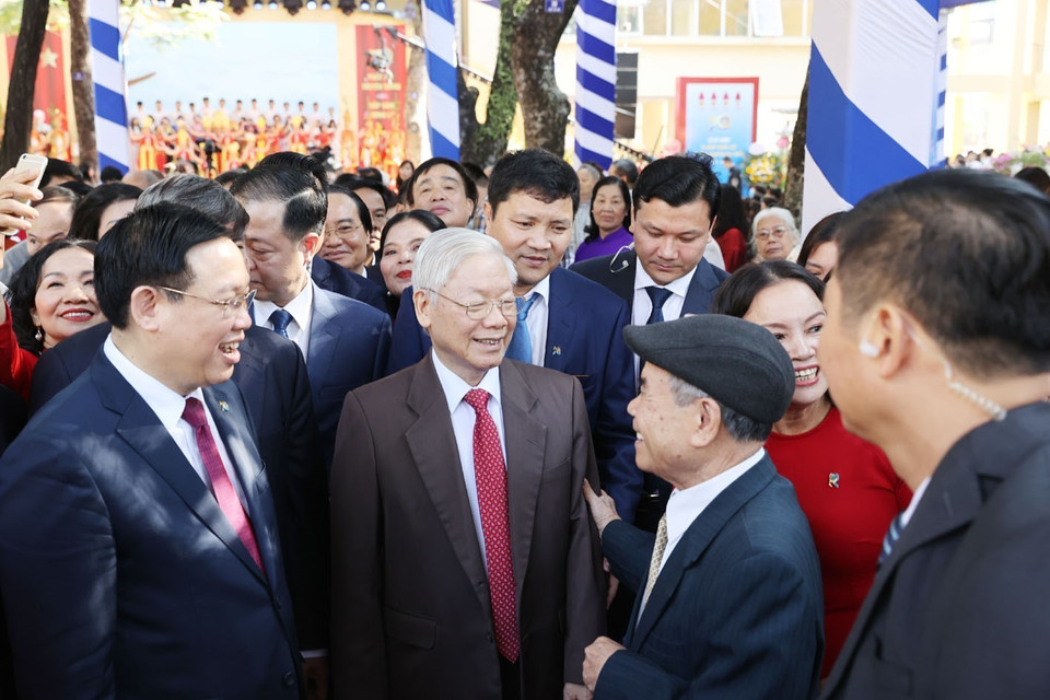 Giáo sư, tiến sỹ Nguyễn Phú Trọng, Tổng Bí thư, Chủ tịch nước, cựu học sinh Trường THPT Nguyễn Gia Thiều với các đại biểu tại Lễ kỷ niệm. (Ảnh: Trí Dũng/TTXVN)