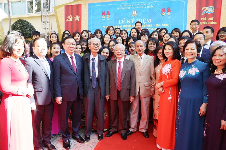 Giáo sư, tiến sỹ Nguyễn Phú Trọng, Tổng Bí thư, Chủ tịch nước, cựu học sinh Trường THPT Nguyễn Gia Thiều với các đại biểu tại Lễ kỷ niệm. (Ảnh: Trí Dũng/TTXVN)