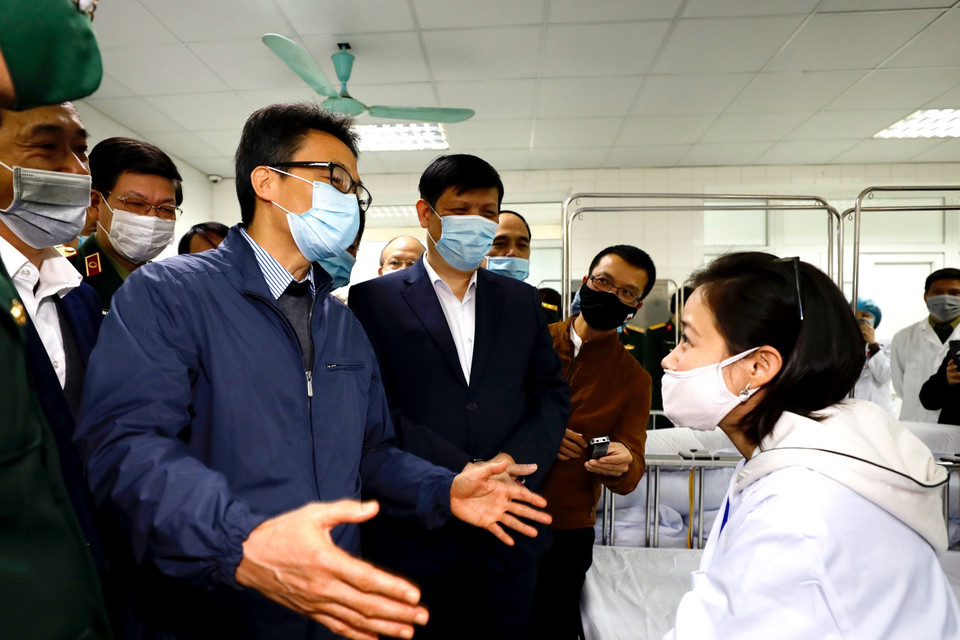 Phó Thủ tướng Vũ Đức Đam thăm các tình nguyện viên tiêm thử nghiệm vắcxin Nano Covax ngừa COVID-19. (Ảnh: Dương Giang/TTXVN)