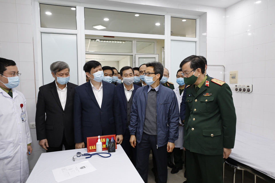 Phó Thủ tướng Vũ Đức Đam thăm, động viên các nhân viên y tế đang trực tiếp chăm sóc các tình nguyện viên tiêm thử nghiệm vắcxin Nano Covax ngừa COVID-19. (Ảnh: Dương Giang/TTXVN)