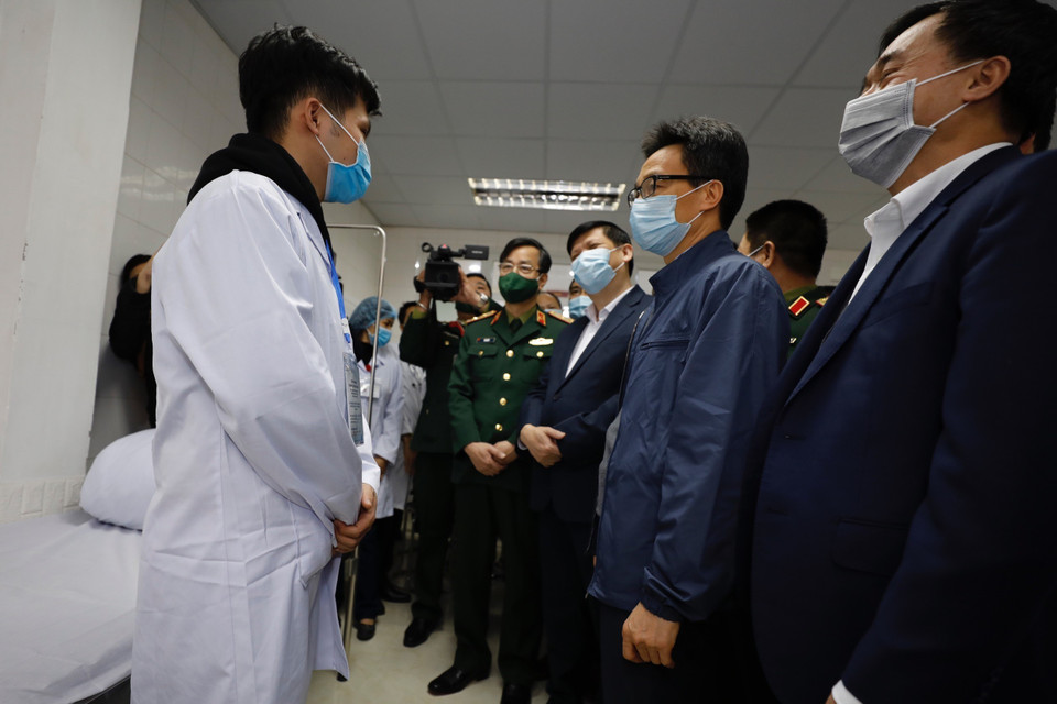 Phó Thủ tướng Vũ Đức Đam thăm các ca tiêm thử nghiệm vắcxin Nano Covax ngừa COVID-19. (Ảnh: Dương Giang/TTXVN)