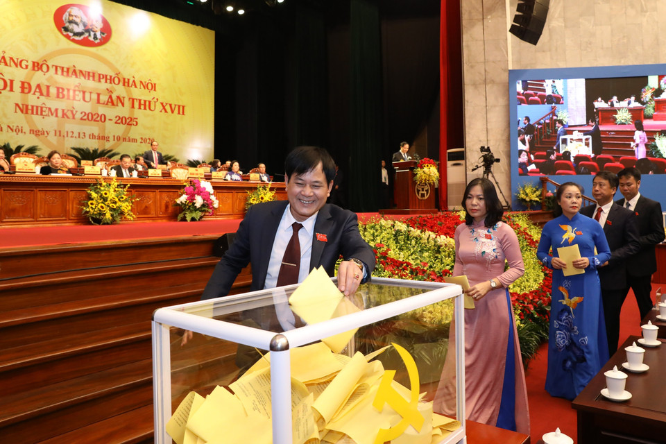 Các đại biểu bỏ phiếu bầu đại biểu chính thức dự Đại hội đại biểu toàn quốc lần thứ XIII của Đảng. (Ảnh: Văn Điệp/TTXVN)