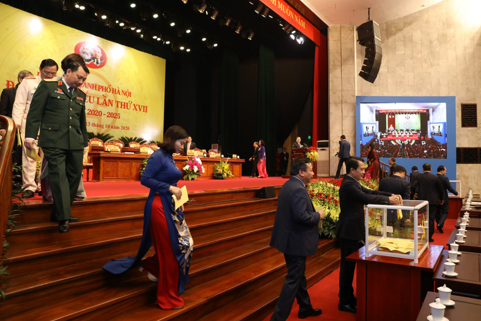 Các đại biểu bỏ phiếu bầu đại biểu chính thức dự Đại hội đại biểu toàn quốc lần thứ XIII của Đảng. (Ảnh: Văn Điệp/TTXVN)