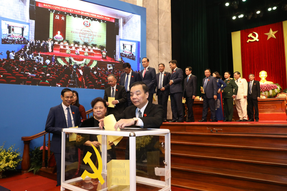 Ông Chu Ngọc Anh, Ủy viên Trung ương Đảng, Phó Bí thư Thành ủy, Chủ tịch UBND thành phố bỏ phiếu bầu đại biểu chính thức dự Đại hội đại biểu toàn quốc lần thứ XIII của Đảng. (Ảnh: Văn Điệp/TTXVN)