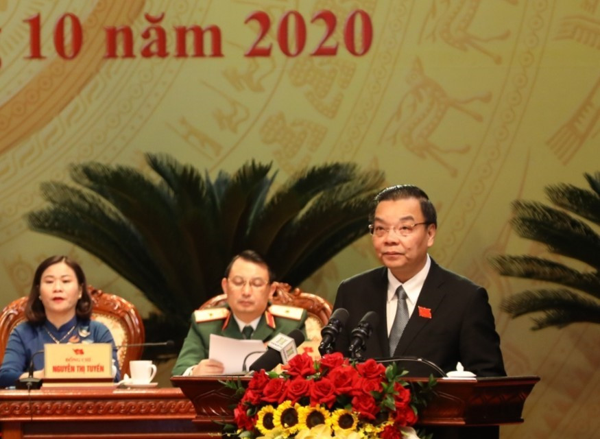 Ông Chu Ngọc Anh, Ủy viên Trung ương Đảng, Phó Bí thư Thành ủy, Chủ tịch UBND thành phố Hà Nội báo cáo kết quả Hội nghị lần thứ nhất Ban Chấp hành Đảng bộ thành phố Hà Nội khóa XVII, nhiệm kỳ 2020-2025. (Ảnh: Văn Điệp/TTXVN)