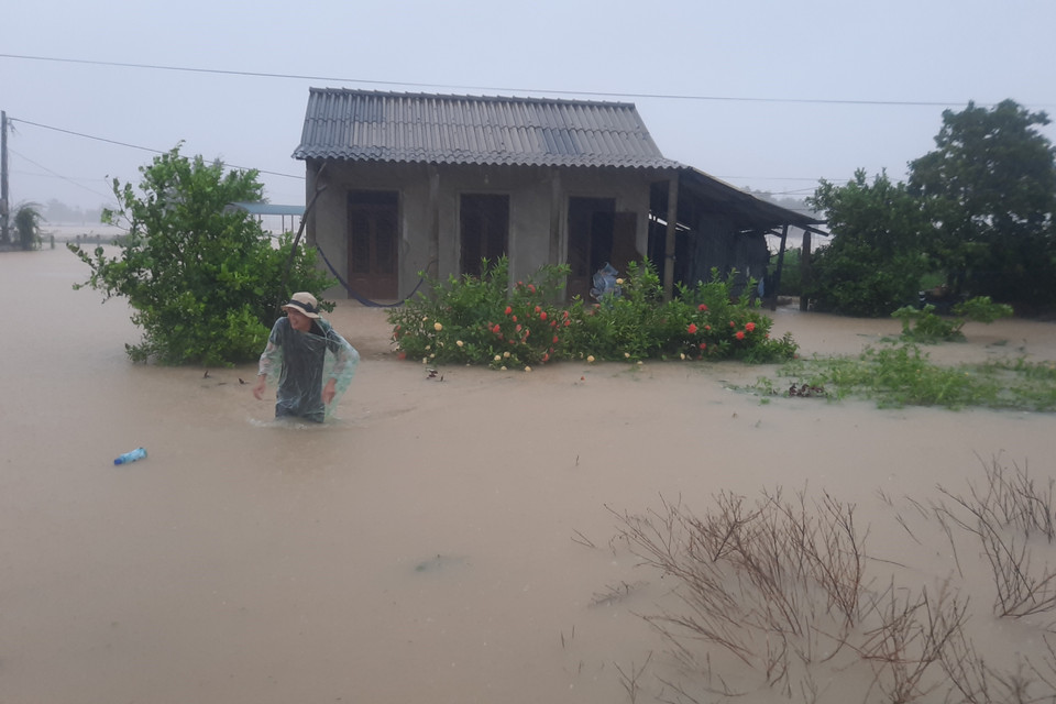 Nước lũ gây ngập lụt tại xã Cam Thụy, huyện Cam Lộ. (Ảnh: Hồ Cầu/TTXVN)