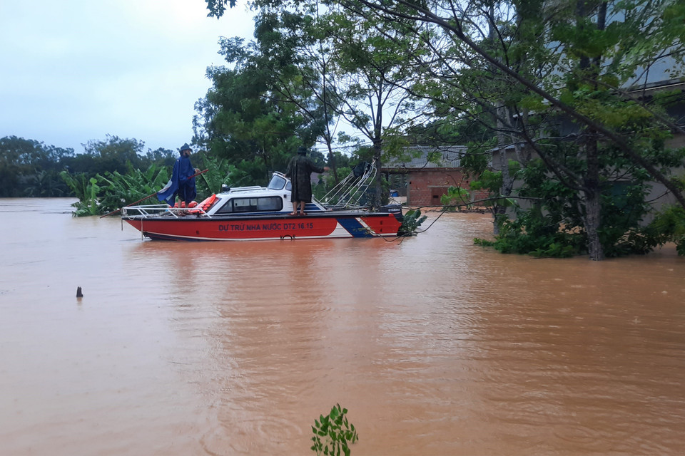 Lũ trên sông Hiếu đoạn qua huyện cam lộ gây ngập lụt, nhấn chìm nhiều nhà dân. (Ảnh: Hồ Cầu/TTXVN)