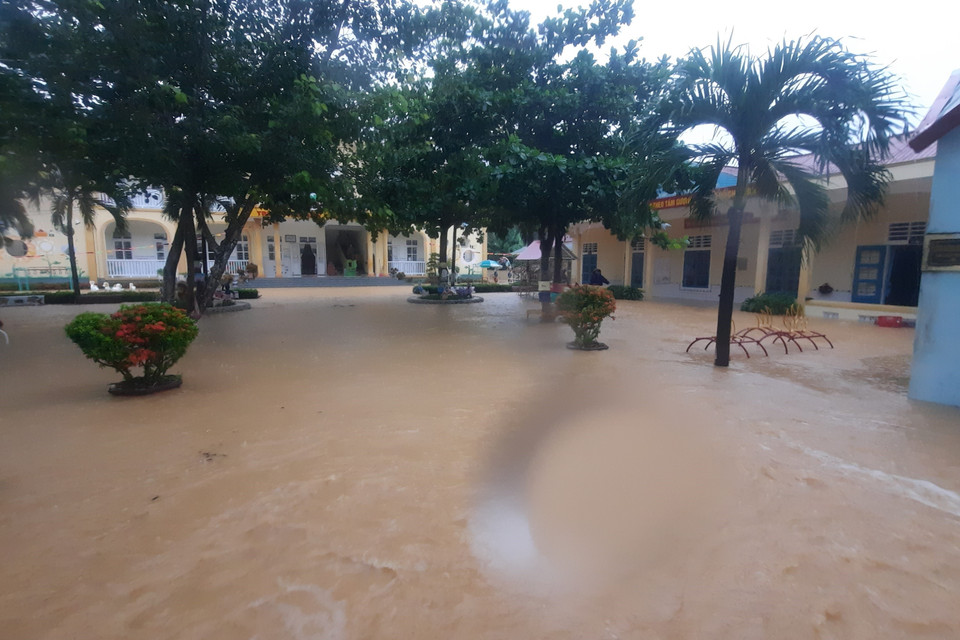 Nước lũ gây ngập lụt tại xã Cam Thụy, huyện Cam Lộ. (Ảnh: Hồ Cầu/TTXVN)