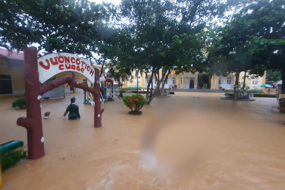 ước lũ gây ngập lụt tại xã Cam Thụy, huyện Cam Lộ. (Ảnh: Hồ Cầu/TTXVN)