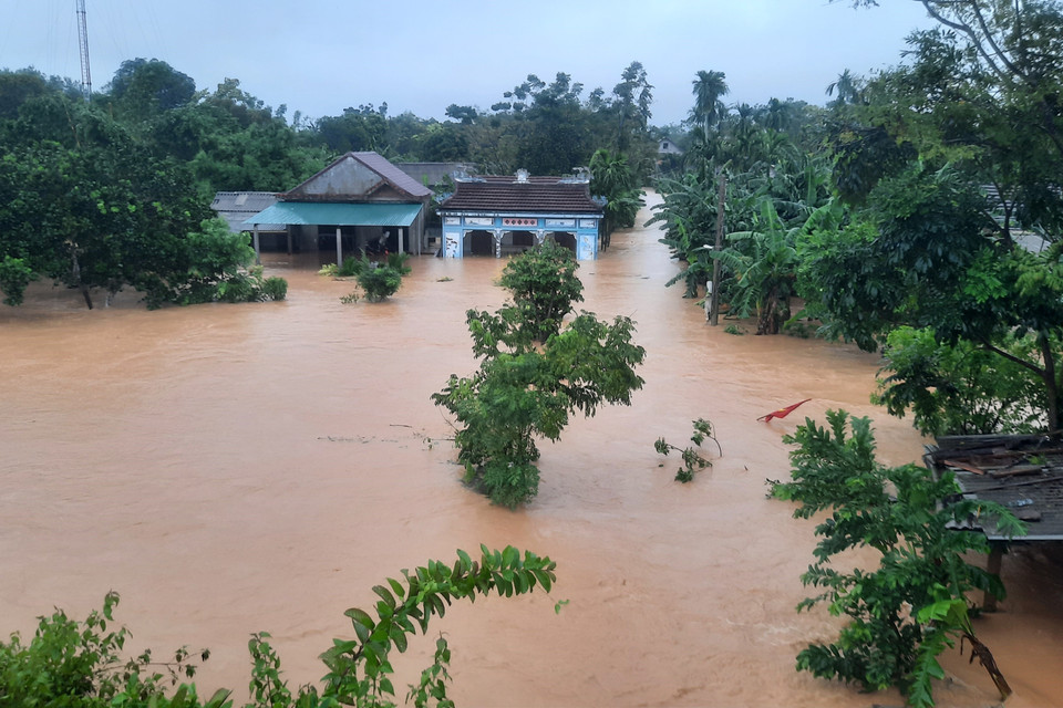 Lũ trên sông Hiếu dâng cao khiến nhiều nhà dân ở huyện Cam Lộ bị nhấn chìm. (Ảnh: Hồ Cầu/TTXVN)