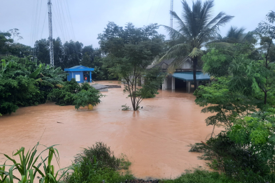 Lũ trên sông Hiếu dâng cao khiến nhiều nhà dân ở huyện Cam Lộ bị nhấn chìm. (Ảnh: Hồ Cầu/TTXVN)