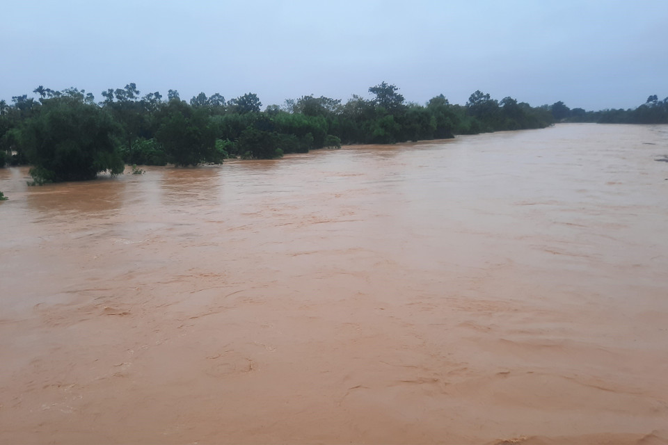 Nước lũ trên sông Hiếu đoạn qua huyện Cam Lộ gây ngập lụt nghiêm trọng. (Ảnh: Hồ Cầu/TTXVN)