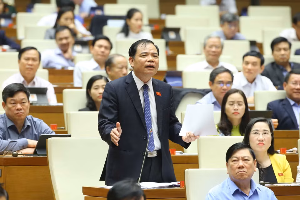 Bộ trưởng Bộ Nông nghiệp và Phát triển Nông thôn Nguyễn Xuân Cường trả lời câu hỏi chất vấn. (Ảnh: Doãn Tấn/TTXVN)