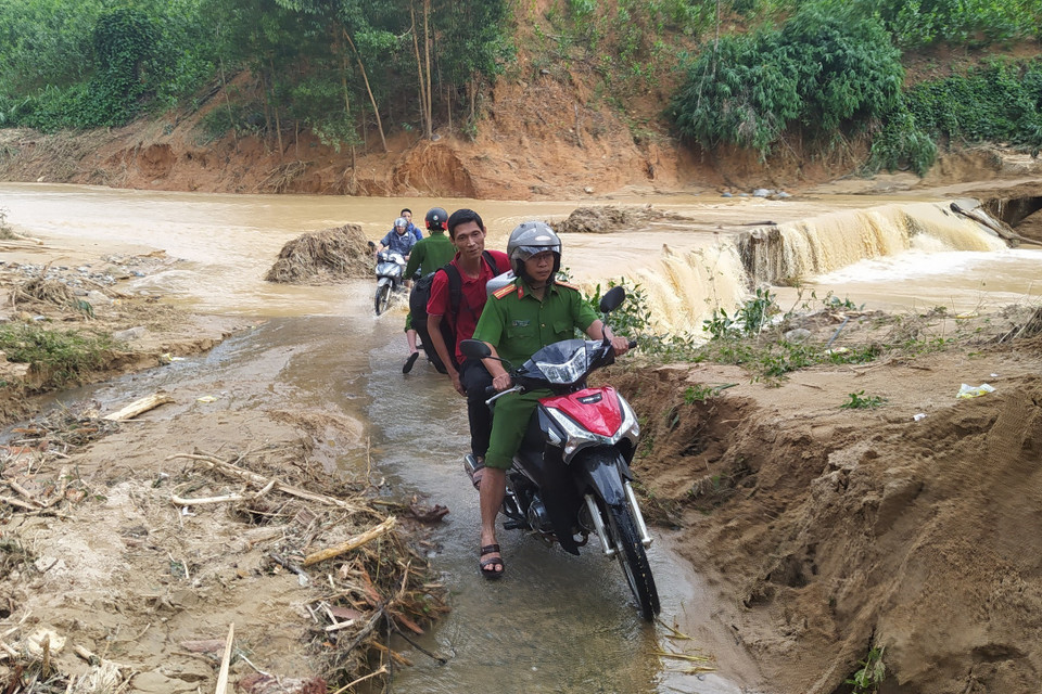 Các điểm sạt lở trên đường vào xã Phước Lộc, huyện Phước Sơn, tỉnh Quảng Nam. (Ảnh: Quốc Dũng/TTXVN)