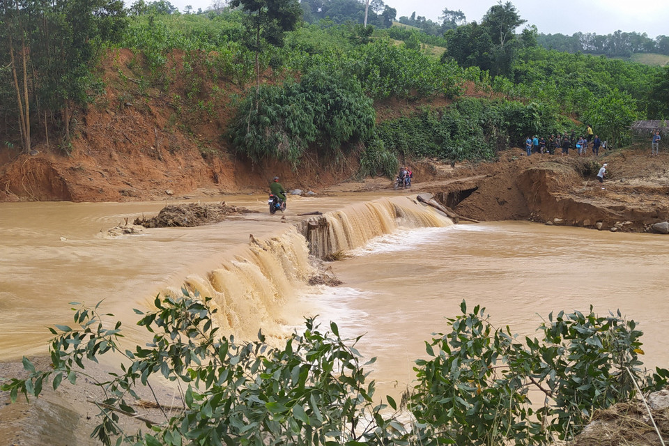 Các điểm sạt lở trên đường vào xã Phước Lộc, huyện Phước Sơn, tỉnh Quảng Nam. (Ảnh: Quốc Dũng/TTXVN)