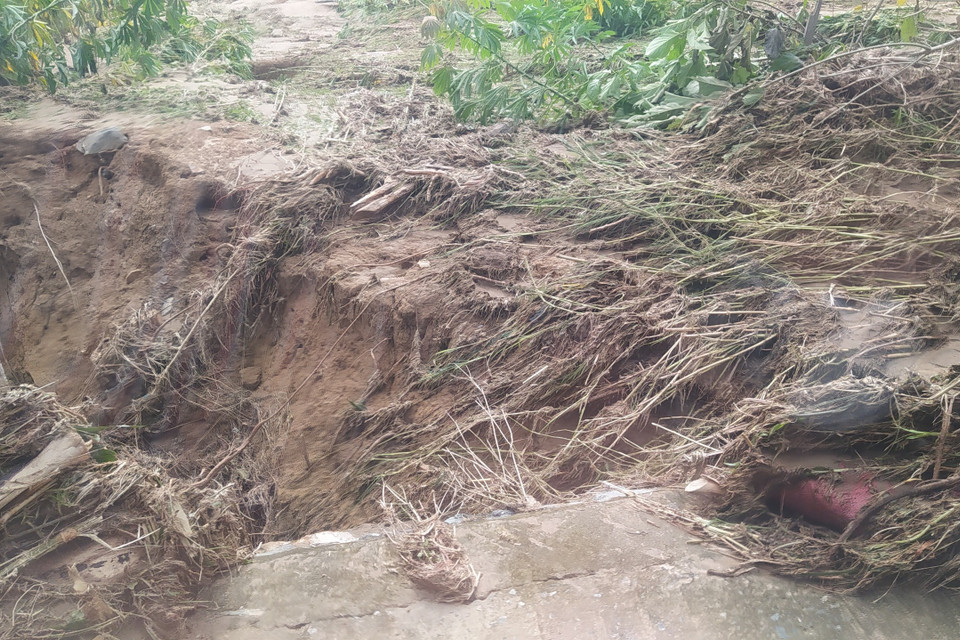 Các điểm sạt lở trên đường vào xã Phước Lộc, huyện Phước Sơn, tỉnh Quảng Nam. (Ảnh: Quốc Dũng/TTXVN)