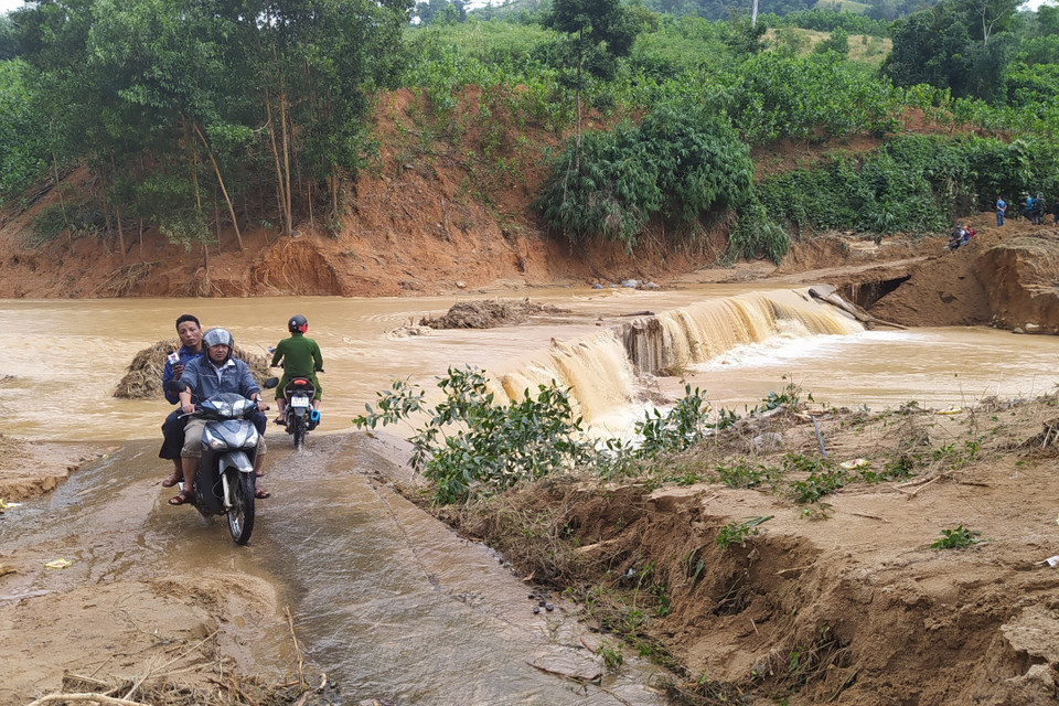 Các điểm sạt lở trên đường vào xã Phước Lộc, huyện Phước Sơn, tỉnh Quảng Nam. (Ảnh: Quốc Dũng/TTXVN)