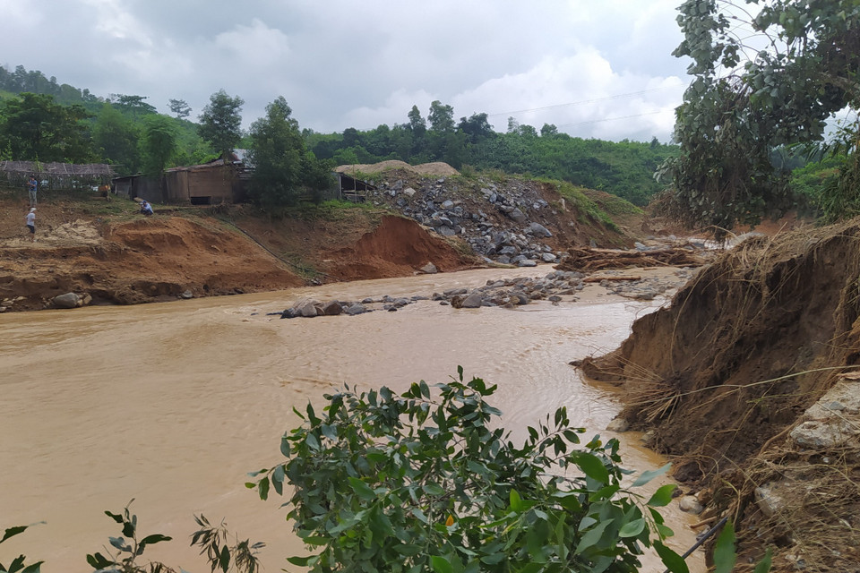  Các điểm sạt lở trên đường vào xã Phước Lộc, huyện Phước Sơn, tỉnh Quảng Nam. (Ảnh: Quốc Dũng/TTXVN)