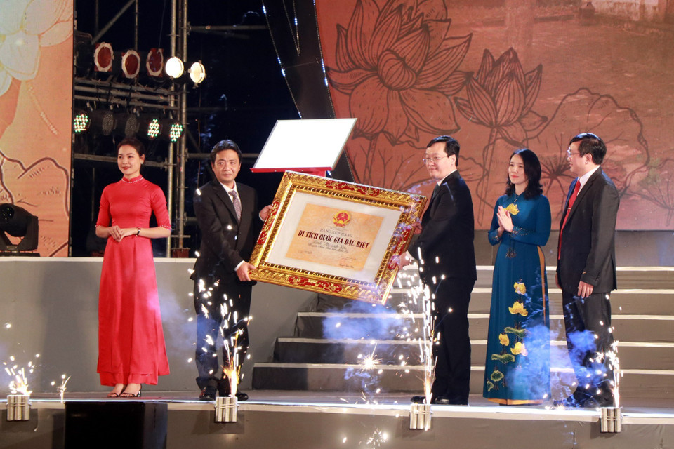 Trao Bằng công nhận Di tích Quốc gia Đặc biệt Đình Hoàng Sơn. (Ảnh: Tá Chuyên/TTXVN)