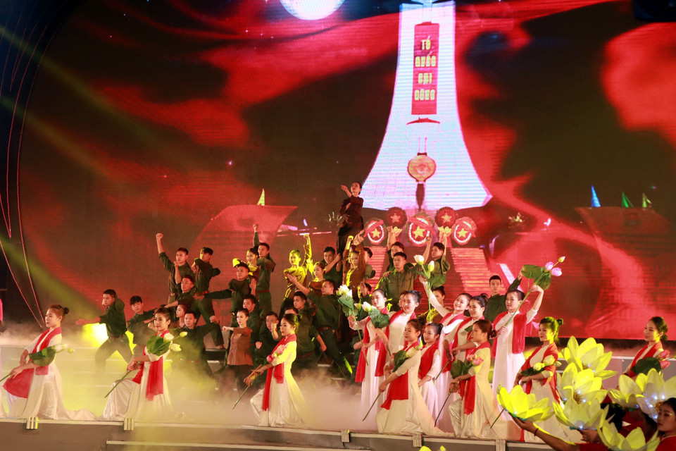 Tiết mục văn nghệ biểu diễn tại Lễ kỷ niệm 990 năm danh xưng Nghệ An (1030-2020). (Ảnh: Tá Chuyên/TTXVN)
