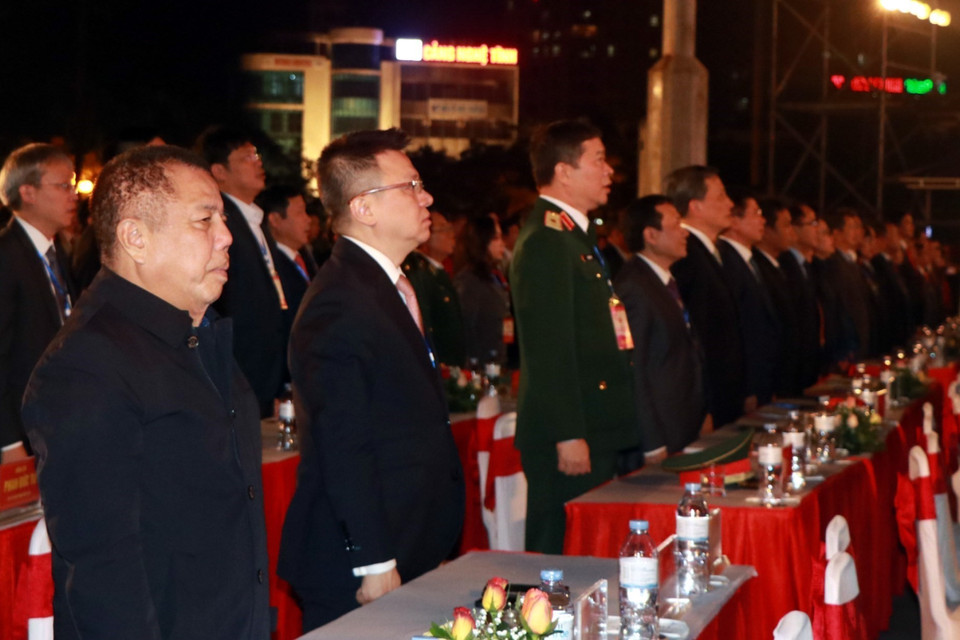 Bí thư Đảng ủy, Phó Tổng Giám đốc TTXVN Lê Quốc Minh (thứ 2 từ trái sang) tại buổi lễ. (Ảnh: Tá Chuyên/TTXVN)