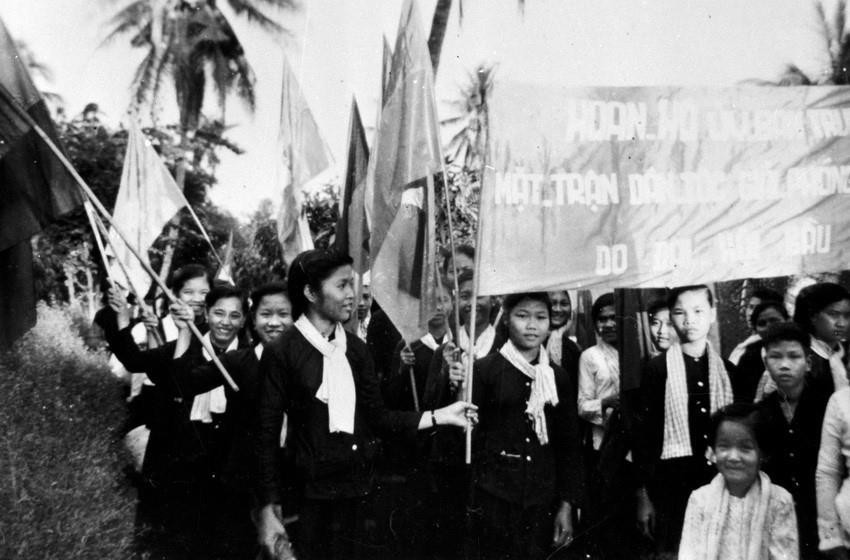 Nhân dân tỉnh Bến Tre míttinh chào mừng Mặt trận Dân tộc Giải phóng miền Nam Việt Nam được ra đời. (Ảnh: TTXVN)