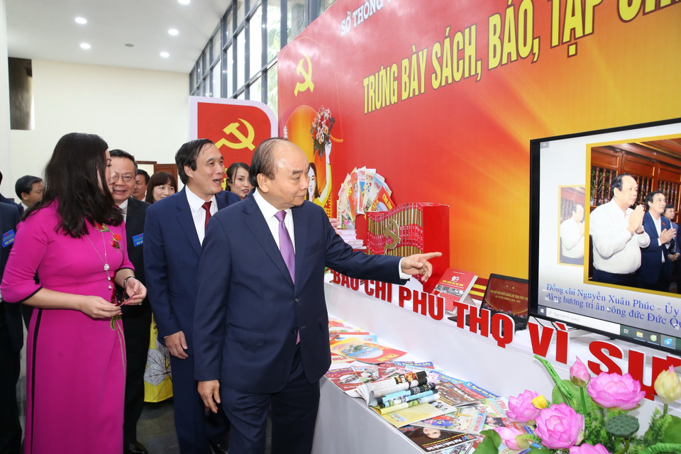  Thủ tướng Nguyễn Xuân Phúc tham quan trưng bày hình ảnh về công tác xây dựng Đảng và hệ thống chính trị của tỉnh Phú Thọ. (Ảnh: Dương Giang/TTXVN)