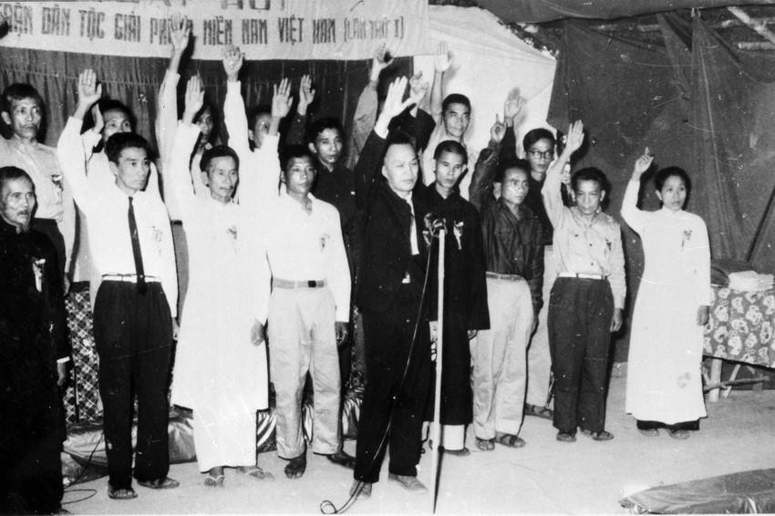 Các thành viên của Ủy ban Trung ương Mặt trận Dân tộc Giải phóng miền Nam Việt Nam tuyên thệ trong Lễ thành lập Mặt trận, ngày 20/12/1960, tại Tây Ninh. (Ảnh: Tư liệu TTXVN)