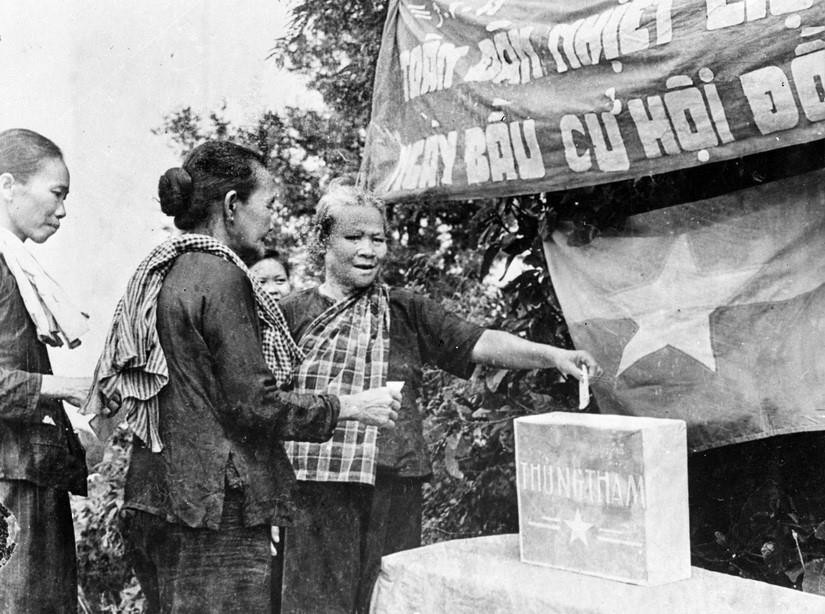 Sau khi Mặt trận ra đời, với Tuyên ngôn và Chương trình hành động của mình, các tổ chức quân sự, tổ chức giai cấp, các tôn giáo, các dân tộc và các giới đồng bào ở miền Nam lần lượt thành lập các hội đoàn và trở thành thành viên chính thức của Mặt trận. Trong ảnh: Các bà má sung sướng được bỏ những lá phiếu vào thùng để bầu Hội đồng nhân dân xã Hòa hội (Tây Ninh). (Ảnh: TTXVN)