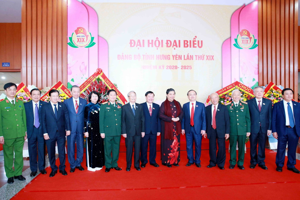 Các lãnh đạo Đảng, Nhà nước, Quốc hội dự Đại hội Đảng bộ tỉnh Hưng Yên. (Ảnh: Phương Hoa/TTXVN)