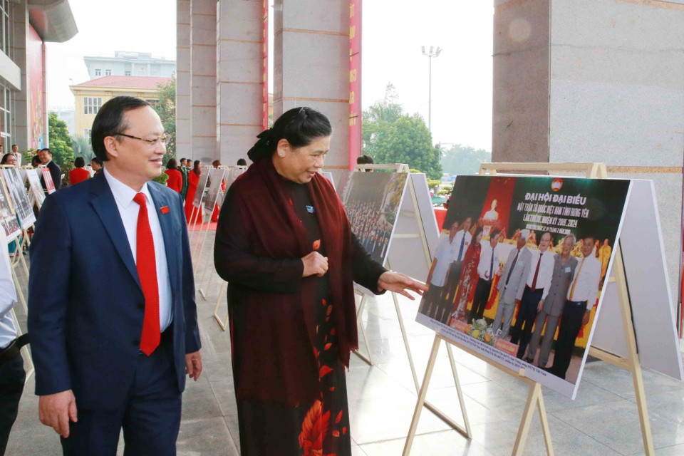 Ủy viên Bộ Chính trị, Phó Chủ tịch Quốc hội Tòng Thị Phóng thăm triển lãm ảnh chào mừng Đại hội Đảng bộ tỉnh Hưng Yên. (Ảnh: Phương Hoa/TTXVN)